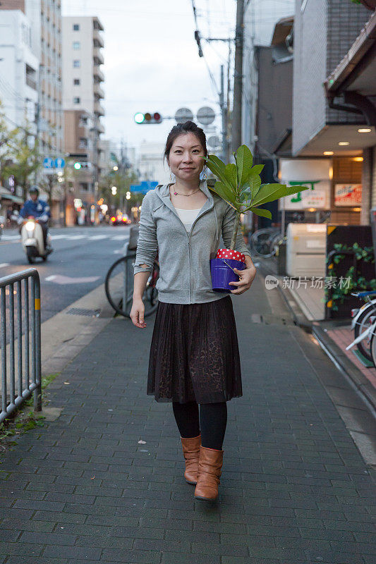 女人带着植物