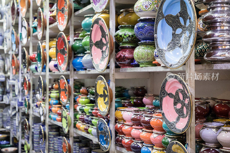 传统的阿拉伯手工制作，彩色装饰盘子在摩洛哥