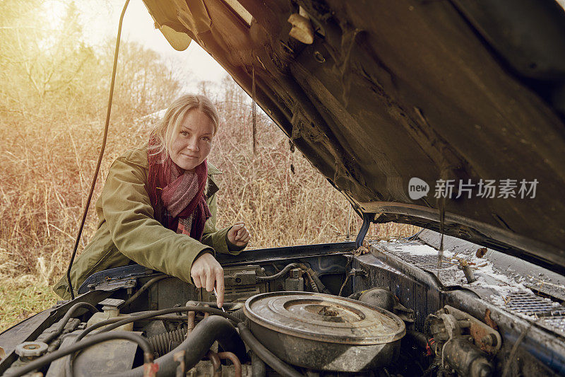 年轻女子试图自己发动汽车