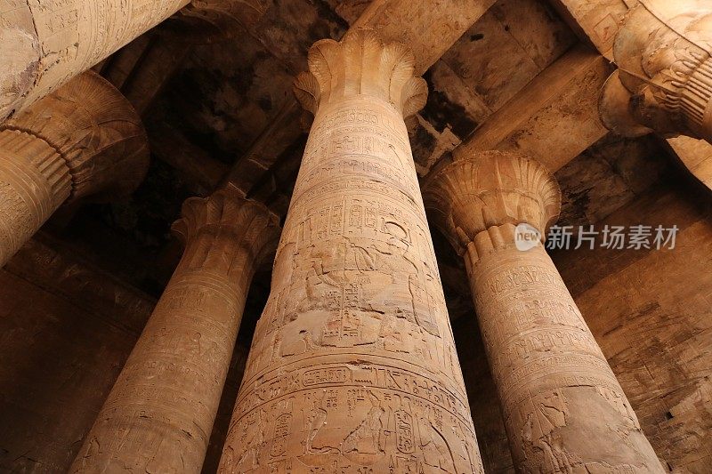 埃及卢克索卡纳克神庙多柱式大厅的圆柱