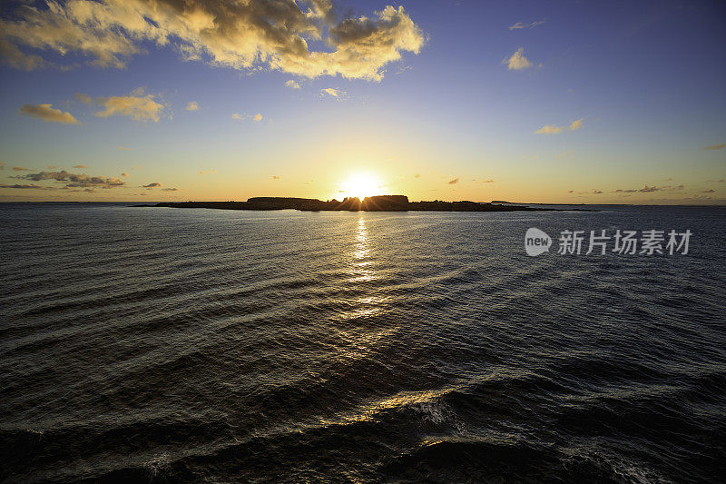 挪威海岸上五颜六色的日落