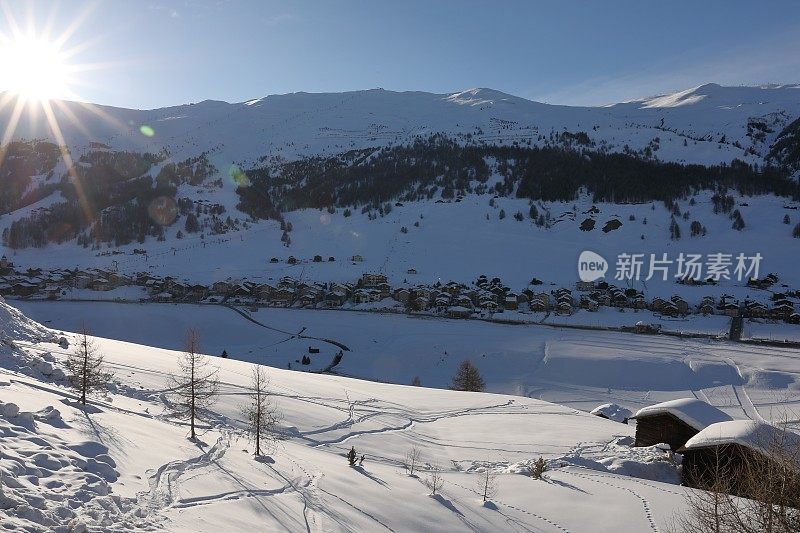 穿过山谷，可以看到深雪中的小屋