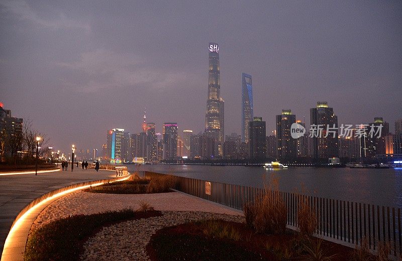 中国，酷码头和上海天际线的长廊