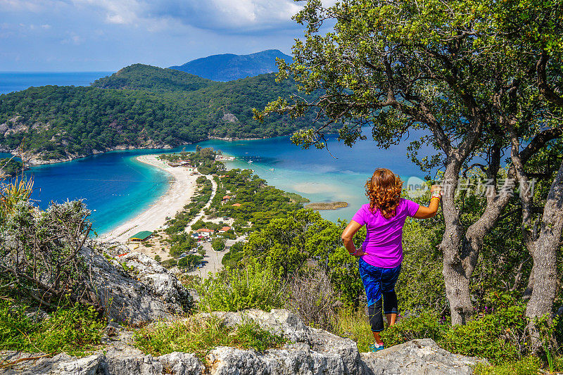 走在Oludeniz。