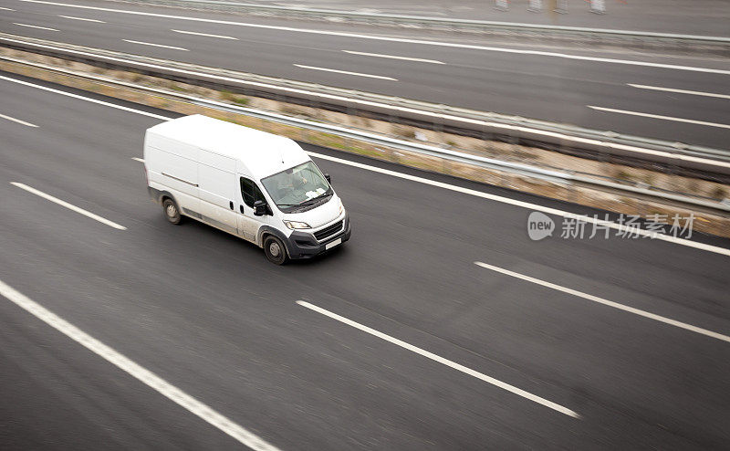 高速公路上的白色货车