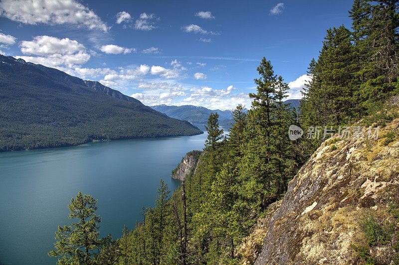 加拿大卑诗省的斯洛坎湖和瓦尔哈拉公园的夏日美景。