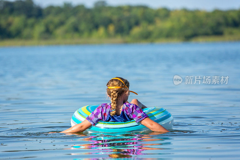 漂浮在内胎上的女孩浮在水中的玩具