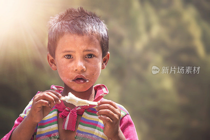可怜的印度小男孩在街上吃冰淇淋。