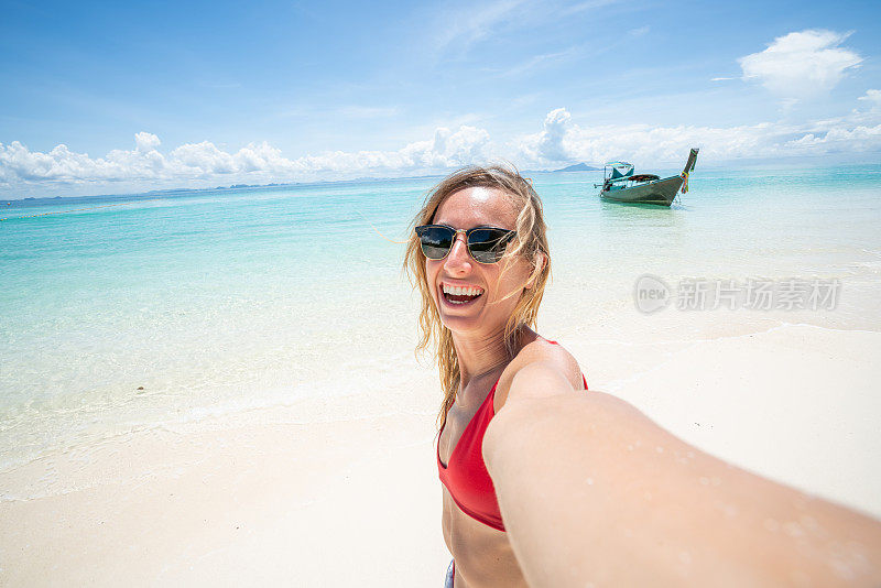 一名年轻女子在泰国海滩上自拍。人们旅行豪华度假乐趣和酷的态度概念