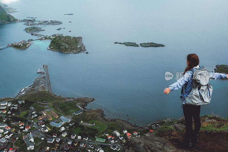 一个背着背包的女人从山顶欣赏罗浮敦群岛美丽的北部风景