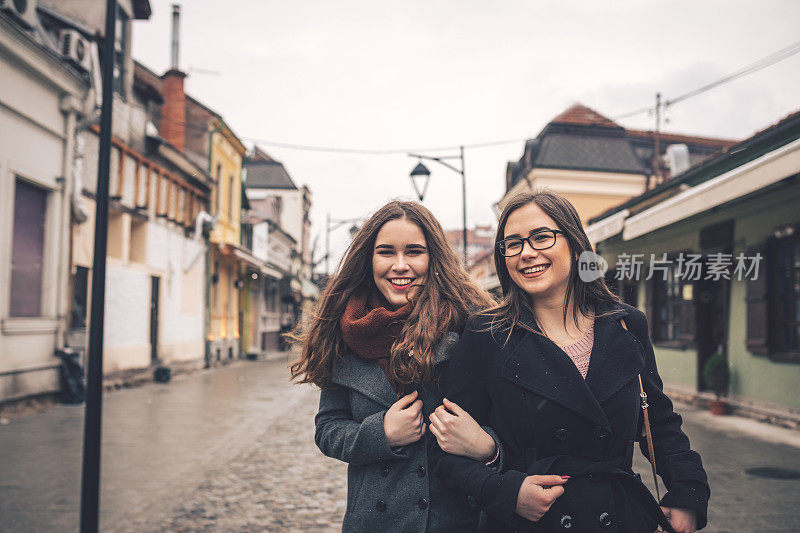 两个女性朋友去市中心散步