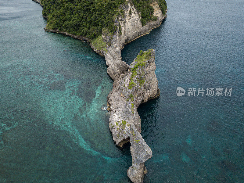 无人机鸟瞰巴厘岛努沙佩尼达美丽的石灰岩悬崖和海景