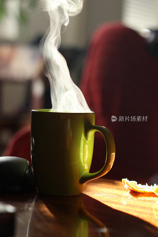 热咖啡杯与蒸汽蒸汽