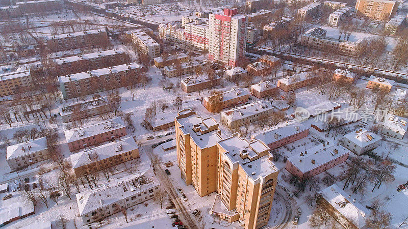 在晴朗寒冷的日子里，鸟瞰被雪覆盖的冬季城市全景