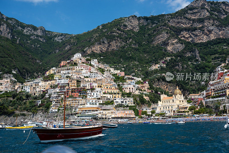 卡普里岛海岸线的船景