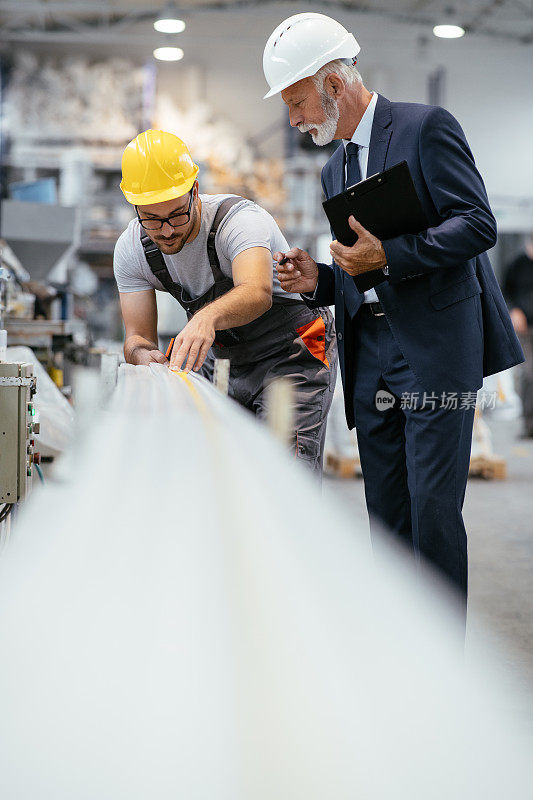 年轻工程师和工厂质量检验员