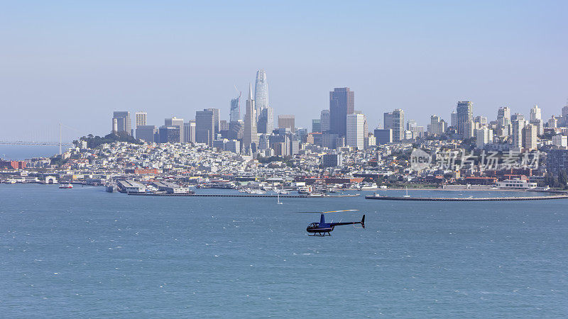 直升飞机沿着海岸线俯瞰旧金山市的鸟瞰图