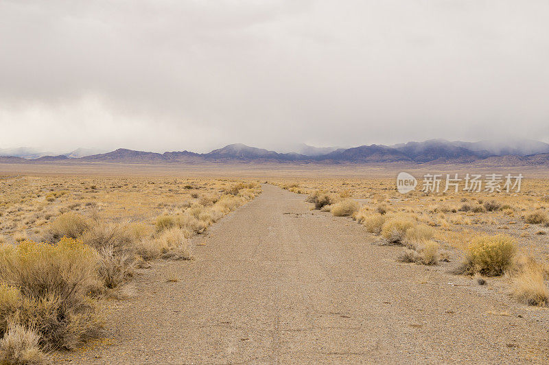 孤独和空虚的废弃沙漠道路与暴风雨即将来临
