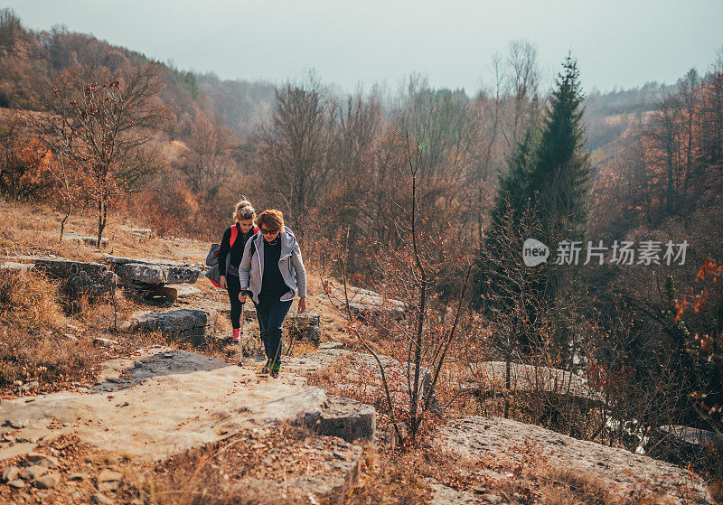 两个女人徒步旅行