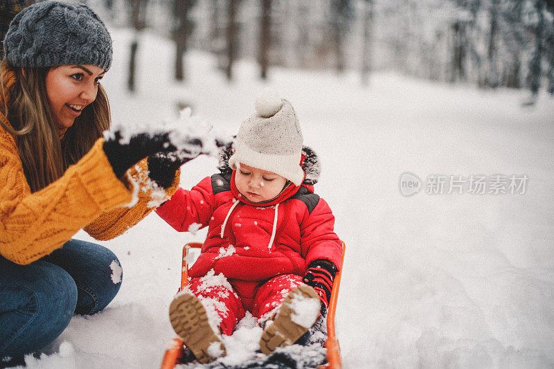 雪中的母亲和男婴