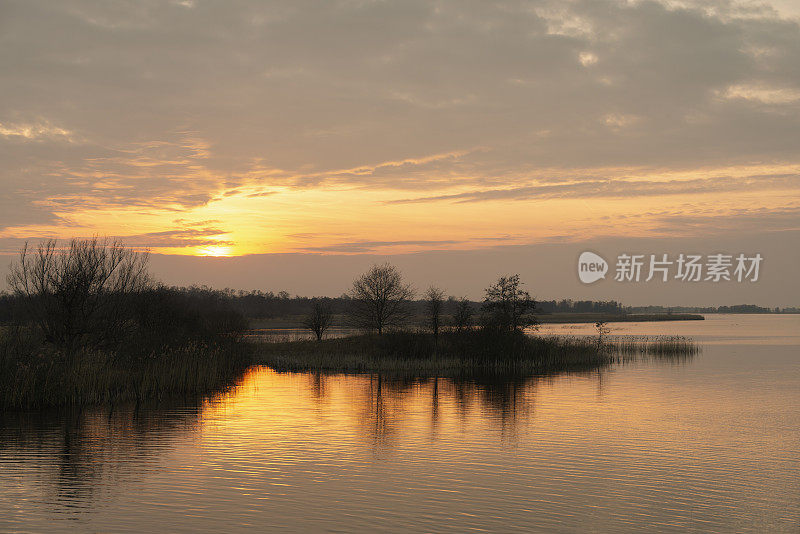 荷兰Overijssel的Weerribben-Wieden自然保护区的日落。