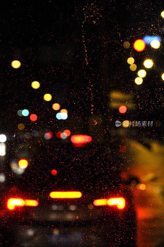 街道夜景的城市在雨中