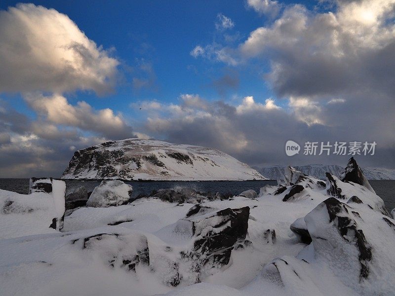 里尔卡莫亚岛和岩石海岸的冬天