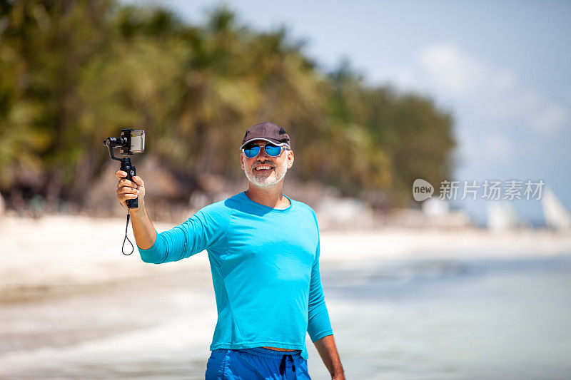 用手机拍摄热带度假的老人