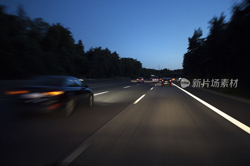 高速公路上的交通-长曝光，运动模糊