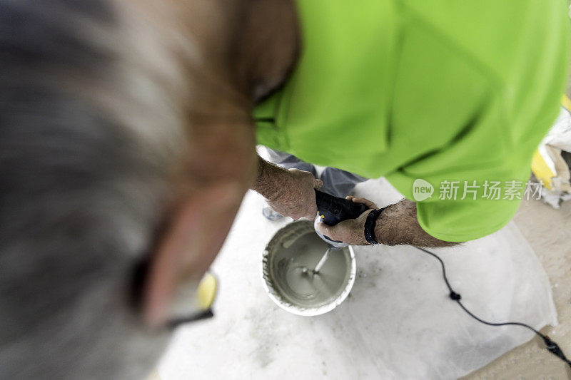 高角度的高级男子搅拌砂浆或水泥