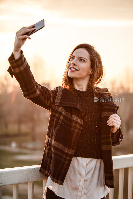 一名年轻女子在城市街道上自拍