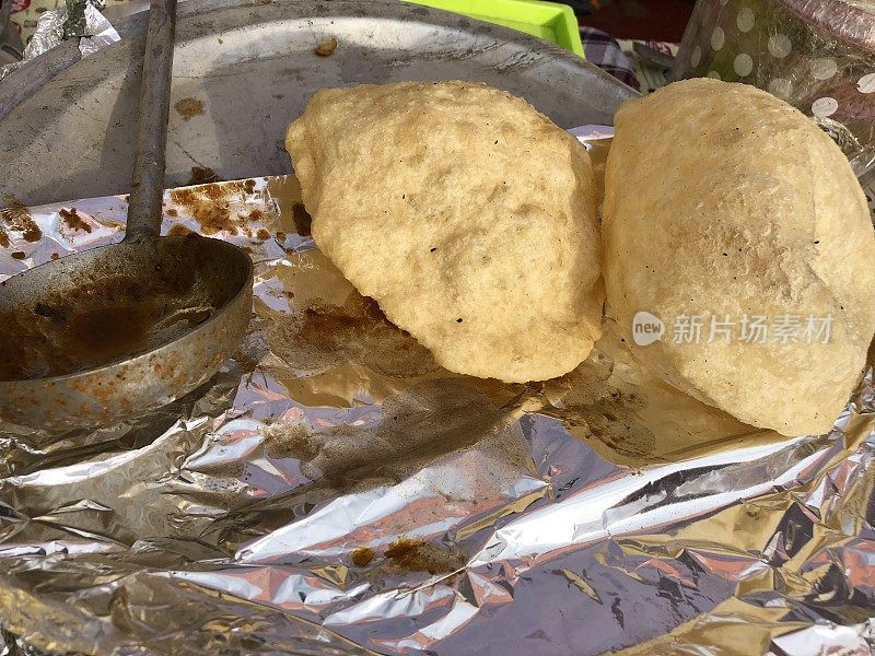 印度街头小吃的形象，油炸印度酥脆面包盘，传统印度风味小吃在市场摊位，德里，印度，德里肚子