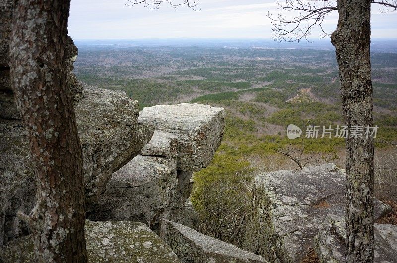 岩石露出山谷