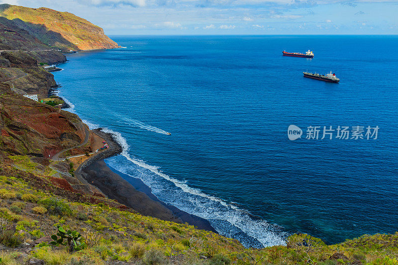 西班牙特内里费岛蓝色海洋中货船的鸟瞰图