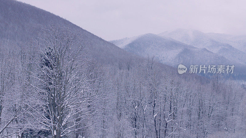 冬季仙境。的雪山风景