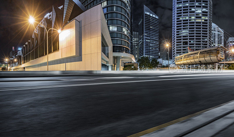 悉尼市中心夜间的城市道路