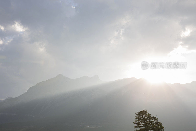 日出时，阳光照耀着山峦和树木