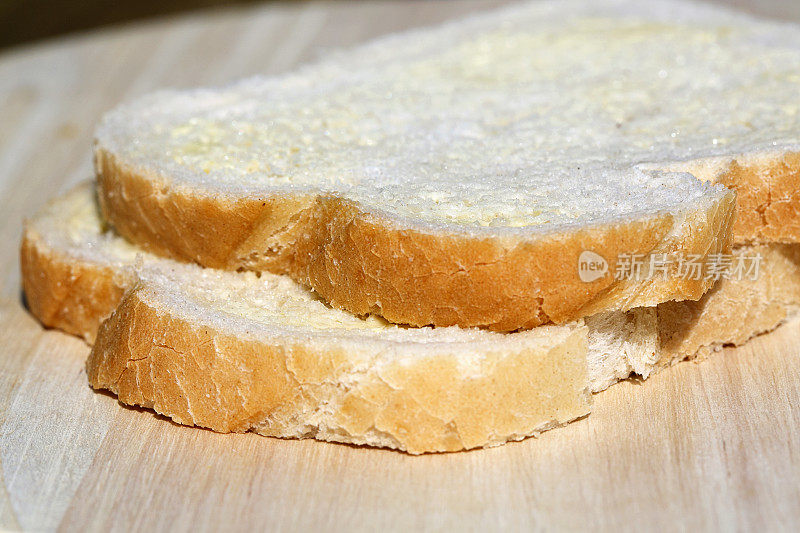 两片黄油面包。