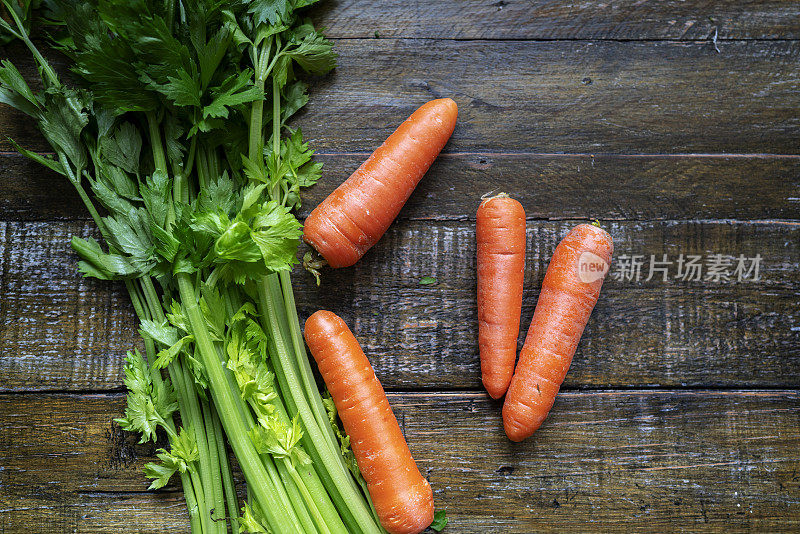 鲜亮的蔬菜颜色:芹菜和胡萝卜