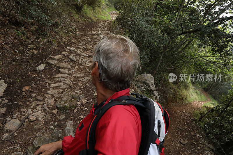 山地车停下来选择要骑的路线