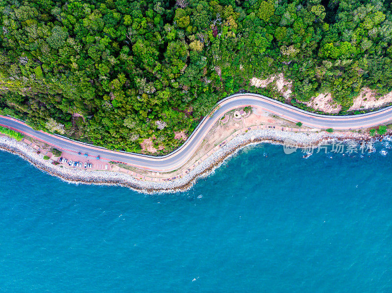 山海之间的公路鸟瞰图