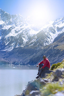 新西兰库克山:在库克山徒步旅行的旅行者