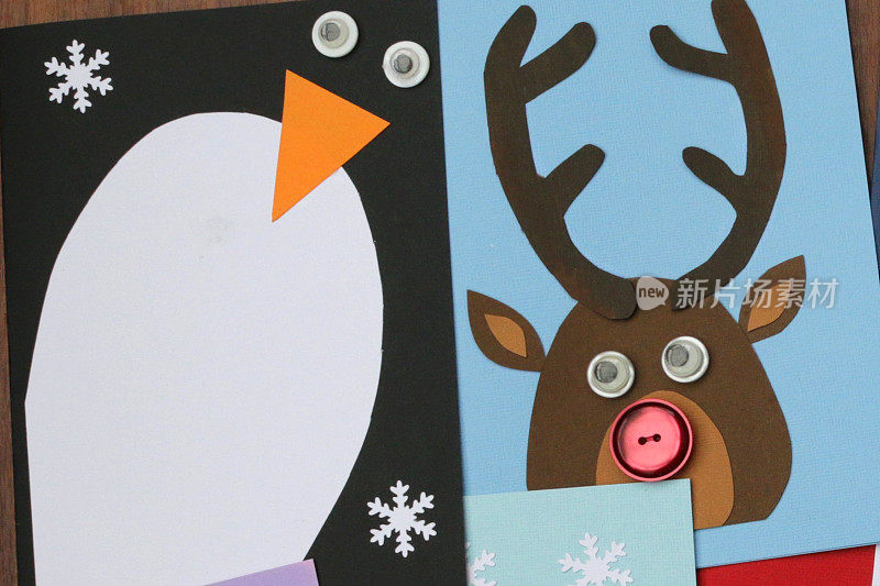 图片自制DIY简单的圣诞卡设计剪纸雪花，驯鹿，企鹅，按钮和如何使圣诞老人圣诞贺卡的想法，快乐的节日，手工圣诞卡