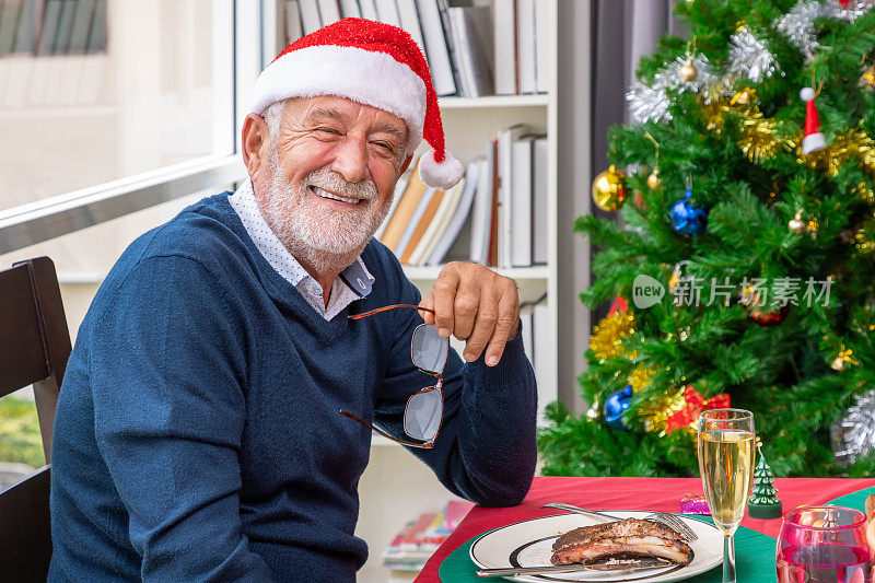 老爷爷、老爷爷和快乐的大家庭多代人聚在一起吃饭，一起庆祝圣诞节节日