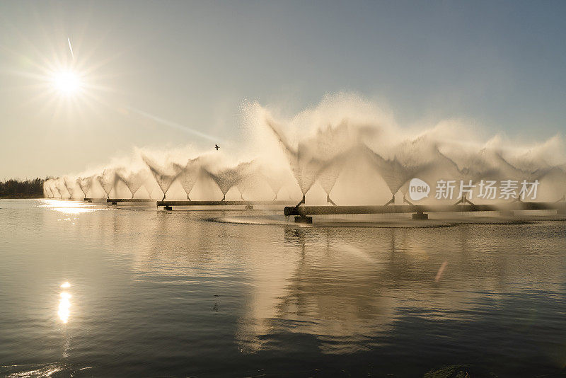 热电厂冷却池上的工业喷水池。