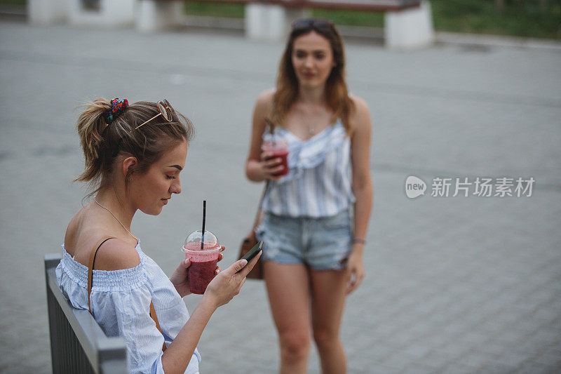 年轻女子在等她的朋友来接她