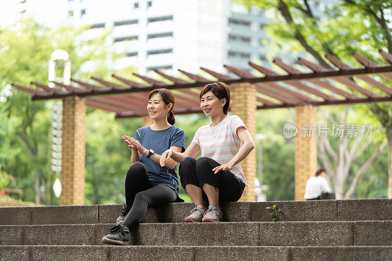 两个女运动员在公园休息