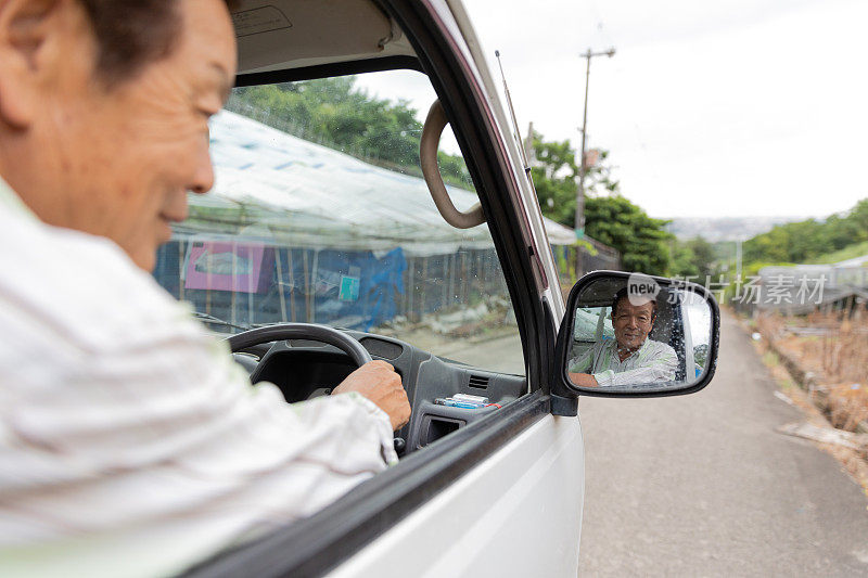 日本老人开着小卡车