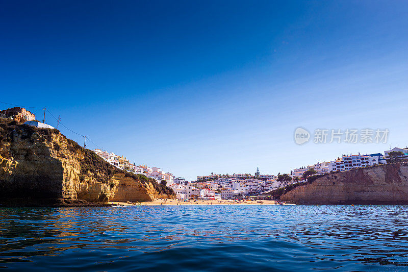 在葡萄牙，卡沃埃罗海滩被戏剧性的阿尔加维悬崖包围