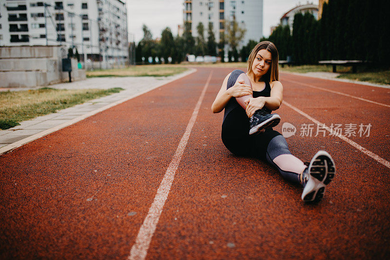 在跑道上的健康女运动员。